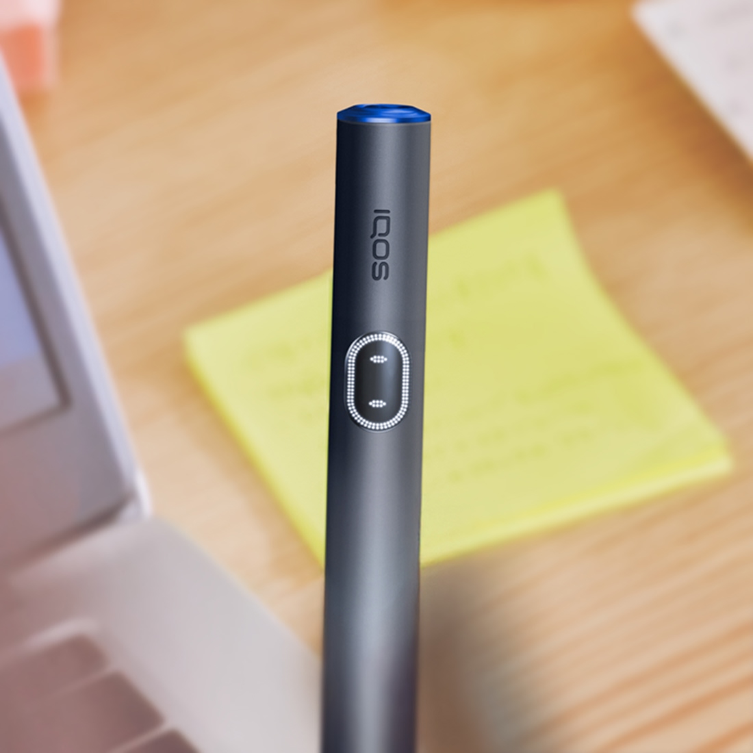 A holder of an IQOS ILUMA i PRIME color Midnight Black